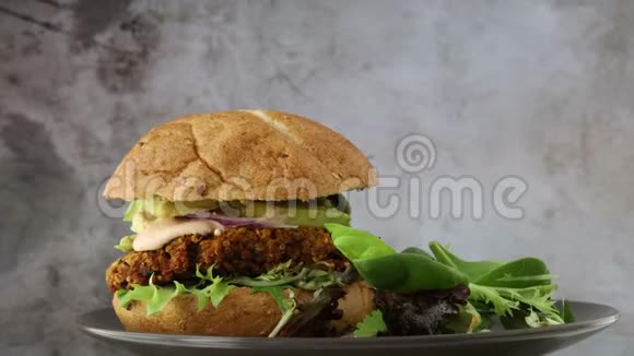 素食黑豆藜麦汉堡视频的预览图