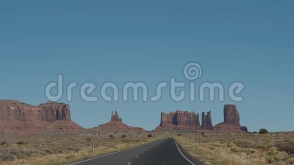 在纪念碑山谷的著名的西方道路上驾驶Usa与红岩梅萨布特斯视频的预览图