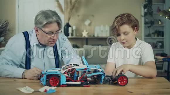 爷爷和爷爷正在组装一辆玩具车视频的预览图