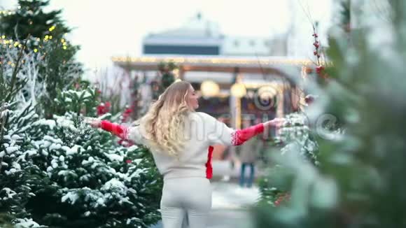 女孩在圣诞树的簇拥下旋转视频的预览图