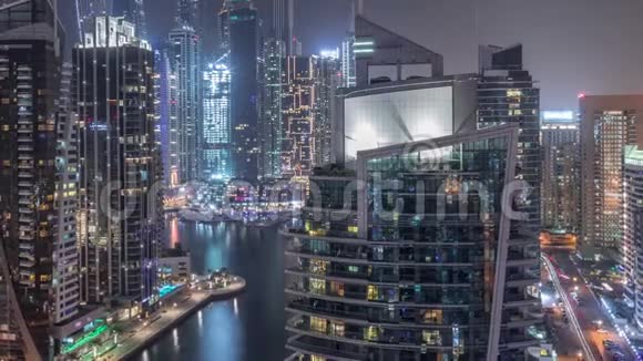 迪拜海滨住宅和办公室摩天大楼的空中景观带海滨夜景视频的预览图