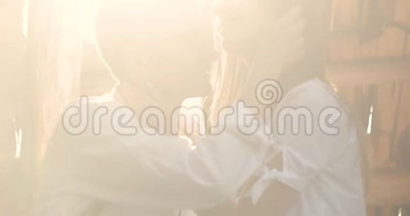 喀尔巴阡山脉的一对年轻可爱的夫妇在阳光明媚的日子里浪漫的约会或恋爱大气4K视频的预览图
