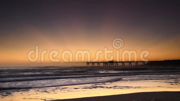 炎热的夏日黎明与太阳海岸和码头海景视频的预览图