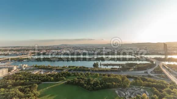 奥地利拥有摩天大楼历史建筑和河畔长廊的维也纳城市空中全景视频的预览图
