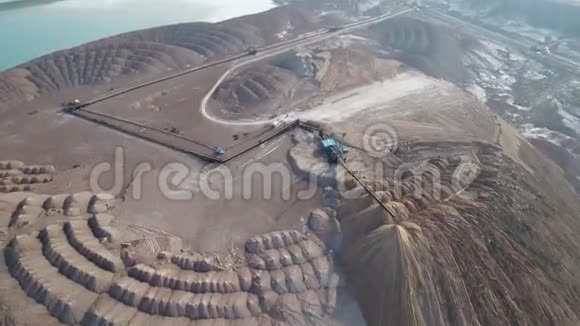 在污泥垃圾堆积如山的最顶端的地方传送带注入了一条新的堤坝在一架无人机上射出视频的预览图