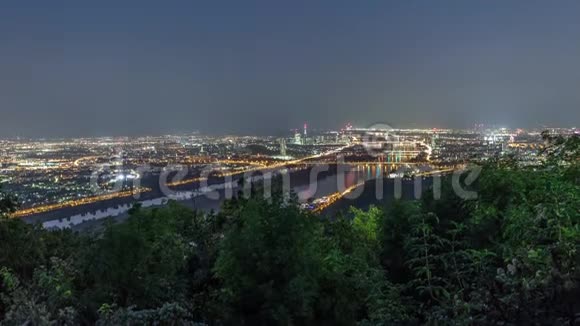 维也纳天线从多瑙河的观点利奥波德堡空中夜晚的时间流逝视频的预览图