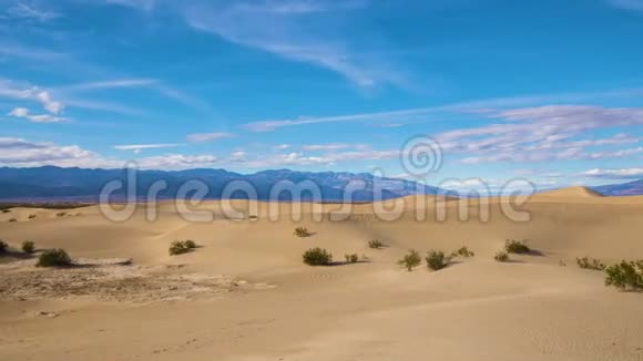阳光明媚的日子里梅斯奎特平原沙丘死亡谷国家公园美国加利福尼亚视频的预览图
