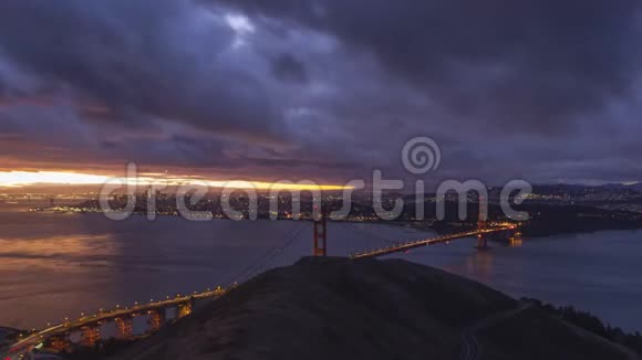 旧金山和金门大桥在日出美国加利福尼亚视频的预览图