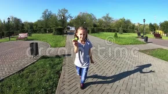 小男孩带着玩具飞机跑步视频的预览图