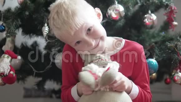 快乐的宝宝坐在盛装的圣诞节视频的预览图