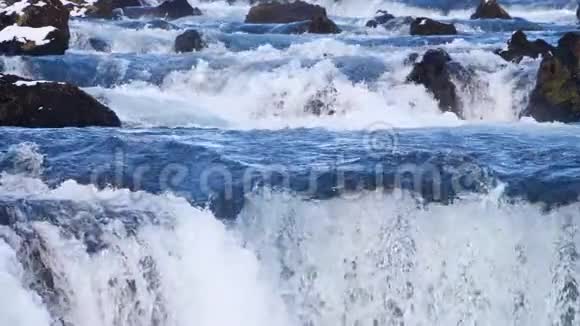 瀑布冰冻的河流冬天的雪山景观视频的预览图