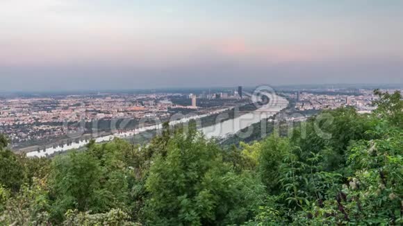 维也纳的天际线从多瑙河的观点利奥波德堡空中白天到夜晚的时间视频的预览图