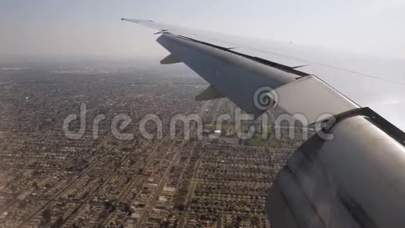 从飞机飞行到降落在洛杉矶的建筑和房屋视频的预览图
