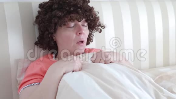 女人睡在床上打鼾视频的预览图