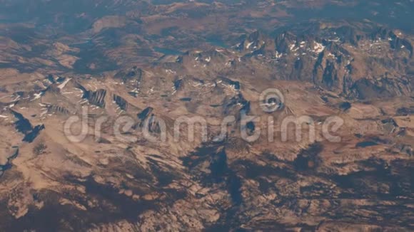 从飞机飞上高空到山上的空中景观带着雪花和岩石的弥撒视频的预览图