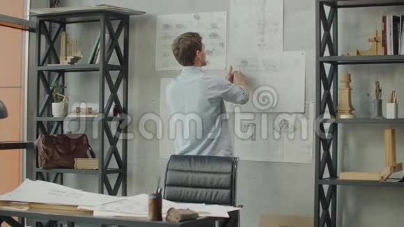 时尚的办公室阁楼风格商人在墙上做笔记商业理念思维设计思维导图设计师视频的预览图