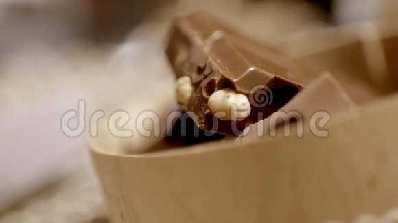 巧克力里面有坚果特写镜头视频的预览图