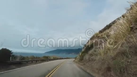 在太平洋海岸高速公路上驾驶汽车加州大苏尔美国视频的预览图