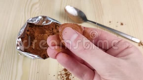 干可可粉在手指间研磨棕色天然成分用于烹饪制作巧克力甜点和饮料特写镜头视频的预览图