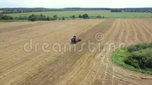 农业联合机械收割机粮食作物在农村空中景观中的应用视频的预览图