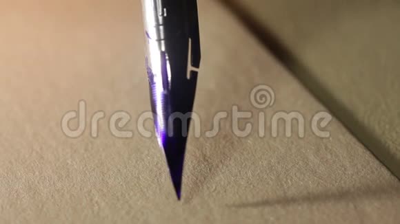 墨水笔写在纸上复古线条特写视频的预览图