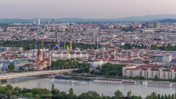 在维也纳城市的空中全景摩天大楼历史建筑和河畔长廊日夜兼程视频的预览图