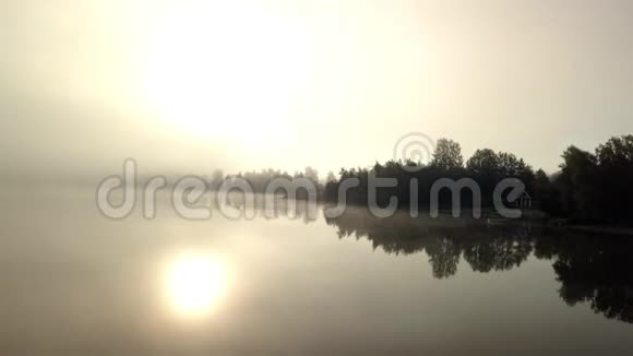 美丽的空中视频在湖上无人驾驶飞机从阳光充足的地区飞到浓雾浓雾然后到达更阳光的高度视频的预览图