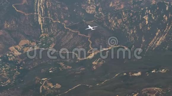 从近快速飞行乘客平面背景山的平面窗口观看视频的预览图