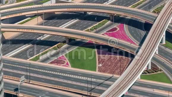 迪拜市区高速公路立交的鸟瞰图视频的预览图