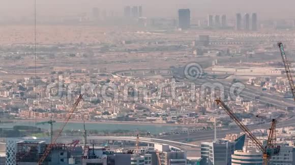 商务湾区的空中景观建筑工地和交通在迪拜的高速公路时间推移视频的预览图