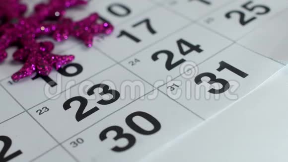 桌子上摆着12月的年历手里拿着一支铅笔日期是12月31日特写新的视频的预览图