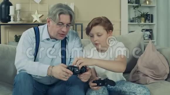 爷爷正在向爷爷讲解如何玩游戏机视频的预览图