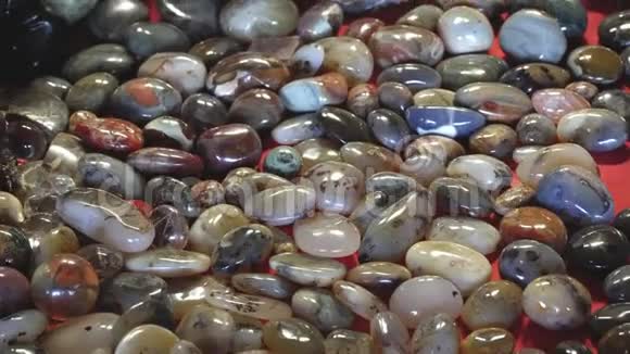 马达加斯加塔那那利佛纪念品市场上陈列着闪亮的小石头视频的预览图