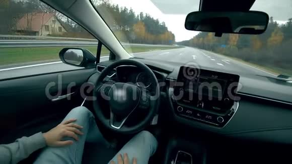 人驾驶汽车驾驶汽车飞行员自动驾驶汽车智能车辆无驾驶汽车概念视频的预览图