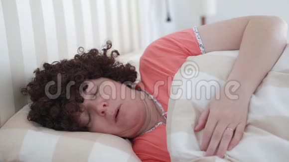 女人睡在床上打鼾视频的预览图