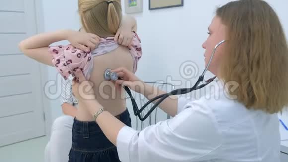 儿科医生用听诊器听女孩心跳视频的预览图