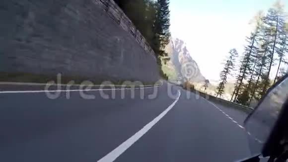 在瑞士阿尔卑斯山驾驶Simplon通行证前往瑞士坎顿瓦利斯的Susten视频的预览图