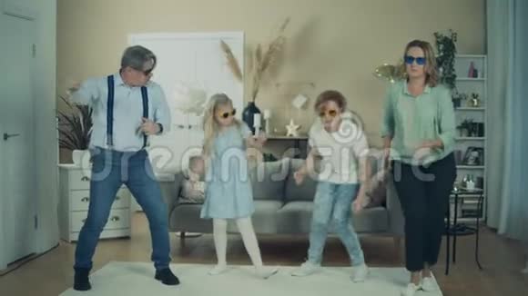 祖父母和孙子们慢动作跳舞视频的预览图