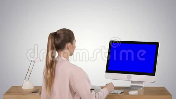 有吸引力的休闲女商人在办公室工作使用个人电脑蓝屏模拟显示梯度背景视频的预览图