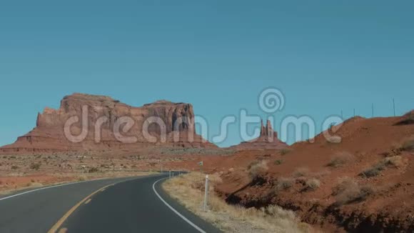 在纪念碑山谷的著名的西方道路上驾驶Usa与红岩梅萨布特斯视频的预览图