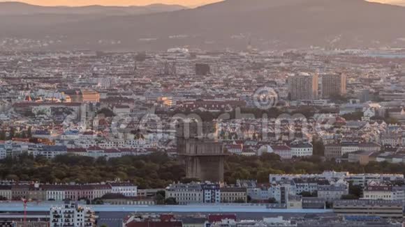 奥地利拥有摩天大楼历史建筑和河畔长廊的维也纳城市空中全景视频的预览图