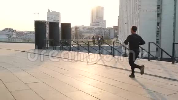 人在市中心跑步视频的预览图