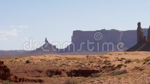 美国纪念碑谷红砂岩形状的孤石柱视频的预览图