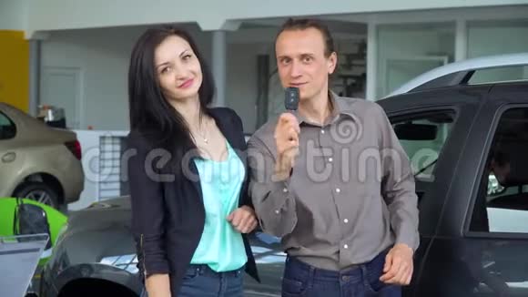 汽车经销商的一男一女对买车很兴奋视频的预览图