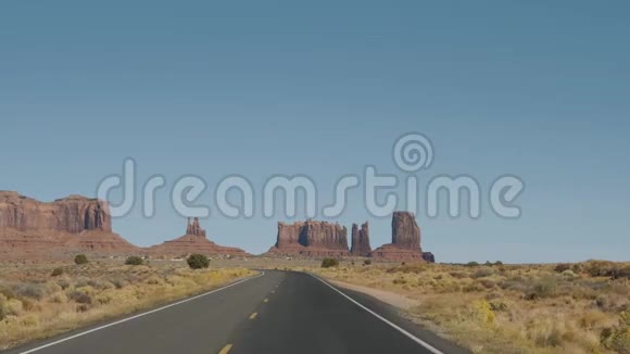 在纪念碑山谷的著名道路上行驶这是红岩堡垒的背景视频的预览图