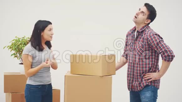 夫妻俩要搬进新公寓了他们吵了一架因为不知道把那些大纸板箱放在哪里视频的预览图