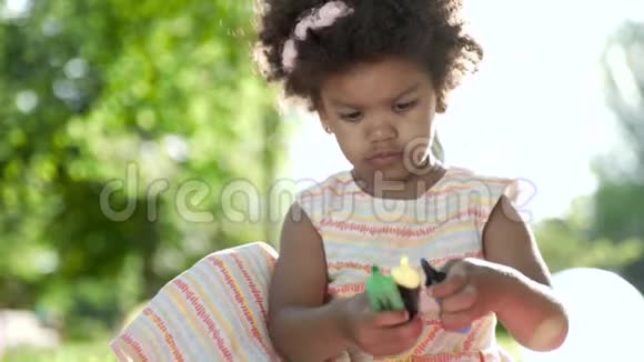 小非裔美国女孩在公园里玩记号笔视频的预览图