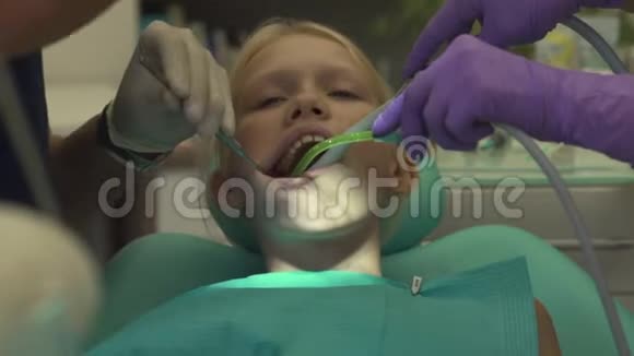 儿童牙医检查儿童视频的预览图