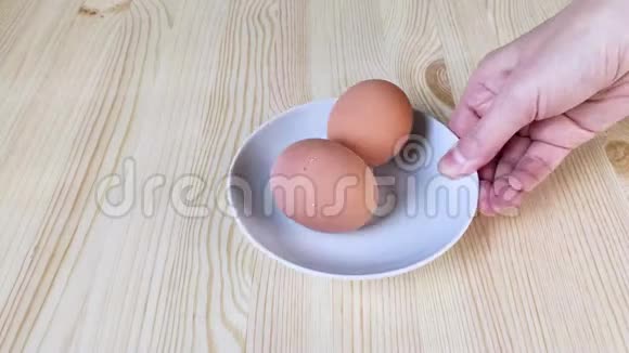 两个煮好的棕色鸡蛋放在白板上蛋白质食物早餐或健康小吃特写木制视频的预览图
