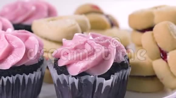 带有覆盆子奶油糖霜和心形饼干的巧克力蛋糕视频的预览图